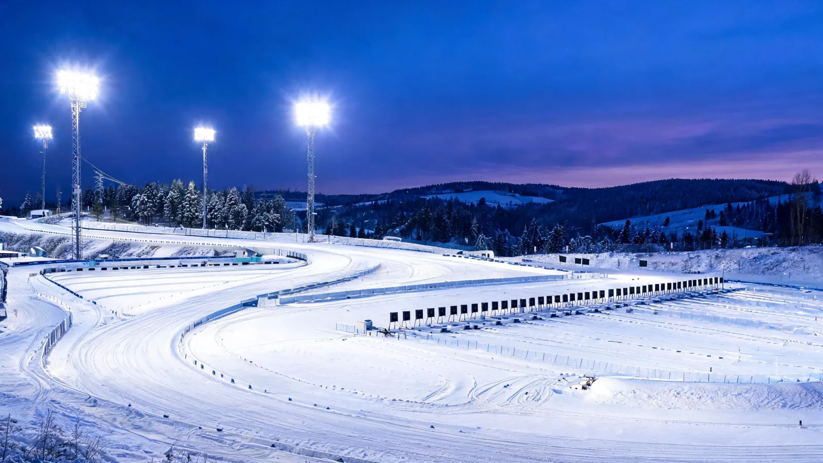Skiskytterstadion i flomlys en vinterkveld
